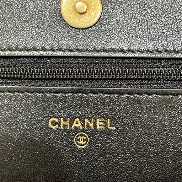 Chanel 19 wallet on chain - Picture 7 of 11